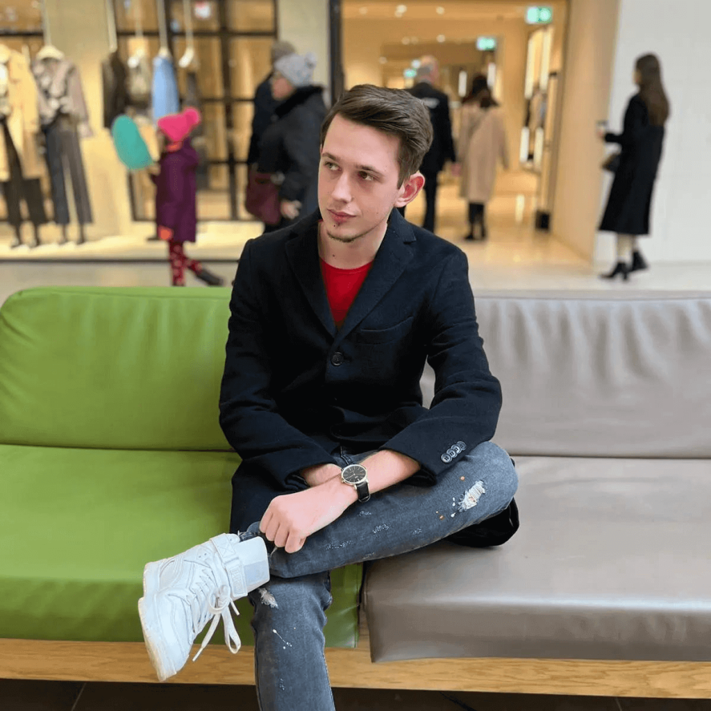 Mihai Deușan standing in a couch in the Mall VIVO in Cluj-Napoca